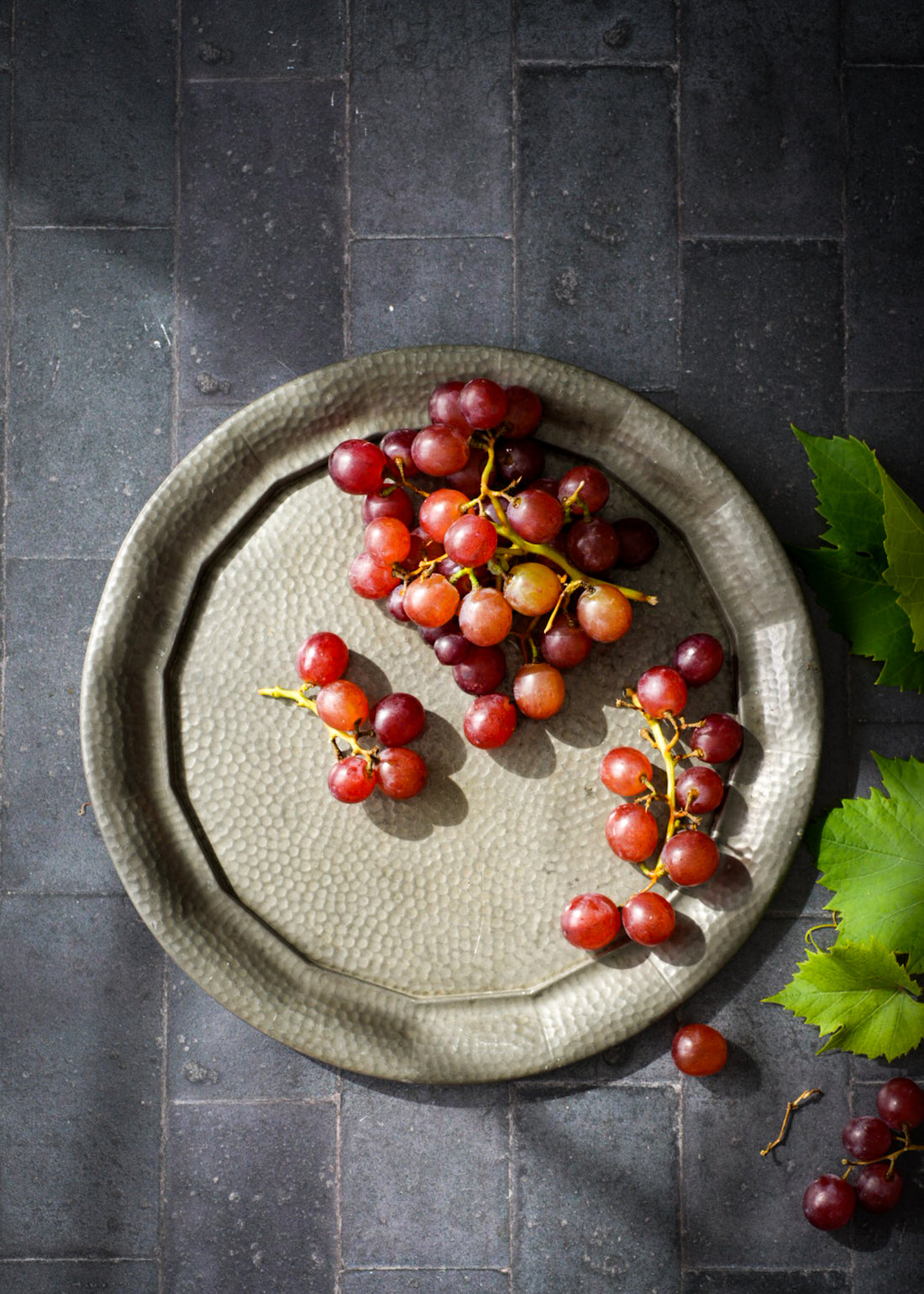 Rustic Pewter Plate for Food Styling – English Vintage (29 cm)