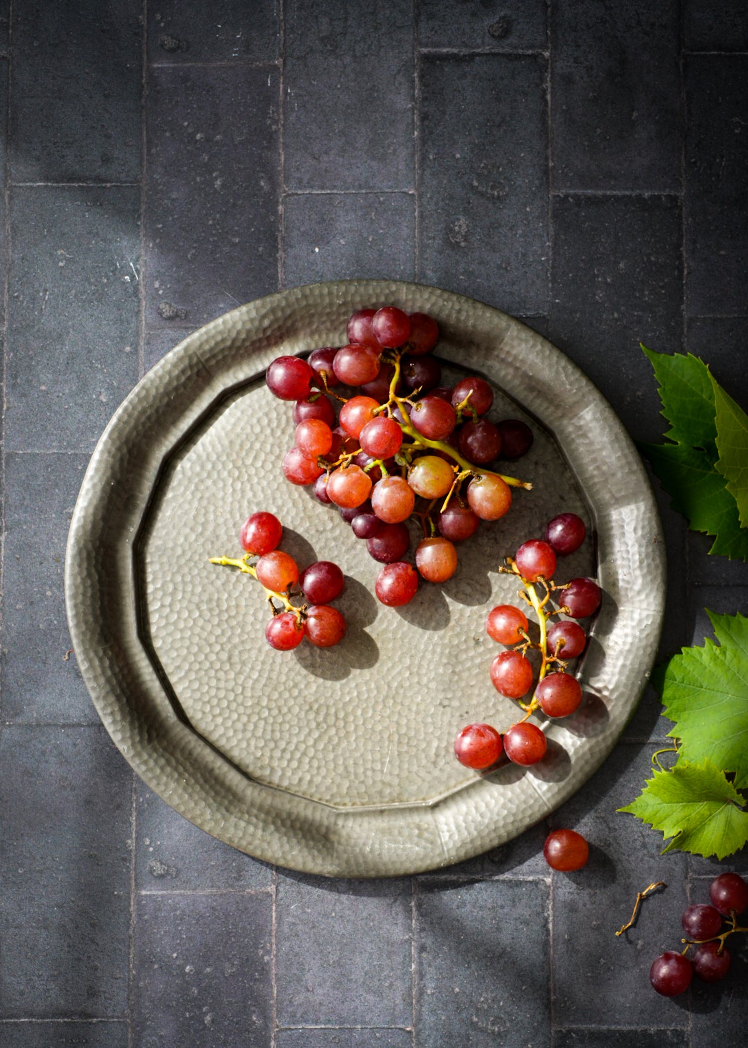 Rustic Pewter Plate for Food Styling – English Vintage (29 cm)